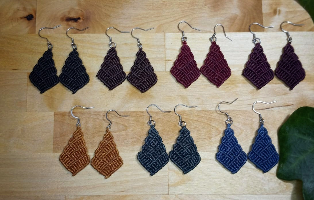 Joyería artesanal
Joyería de micromacramé
Joyas hechas a mano
Joyería boho chic
Joyería étnica artesanal
Bisutería artesanal España
Comprar joyería artesanal online
Pendientes de micromacrame
Pendientes