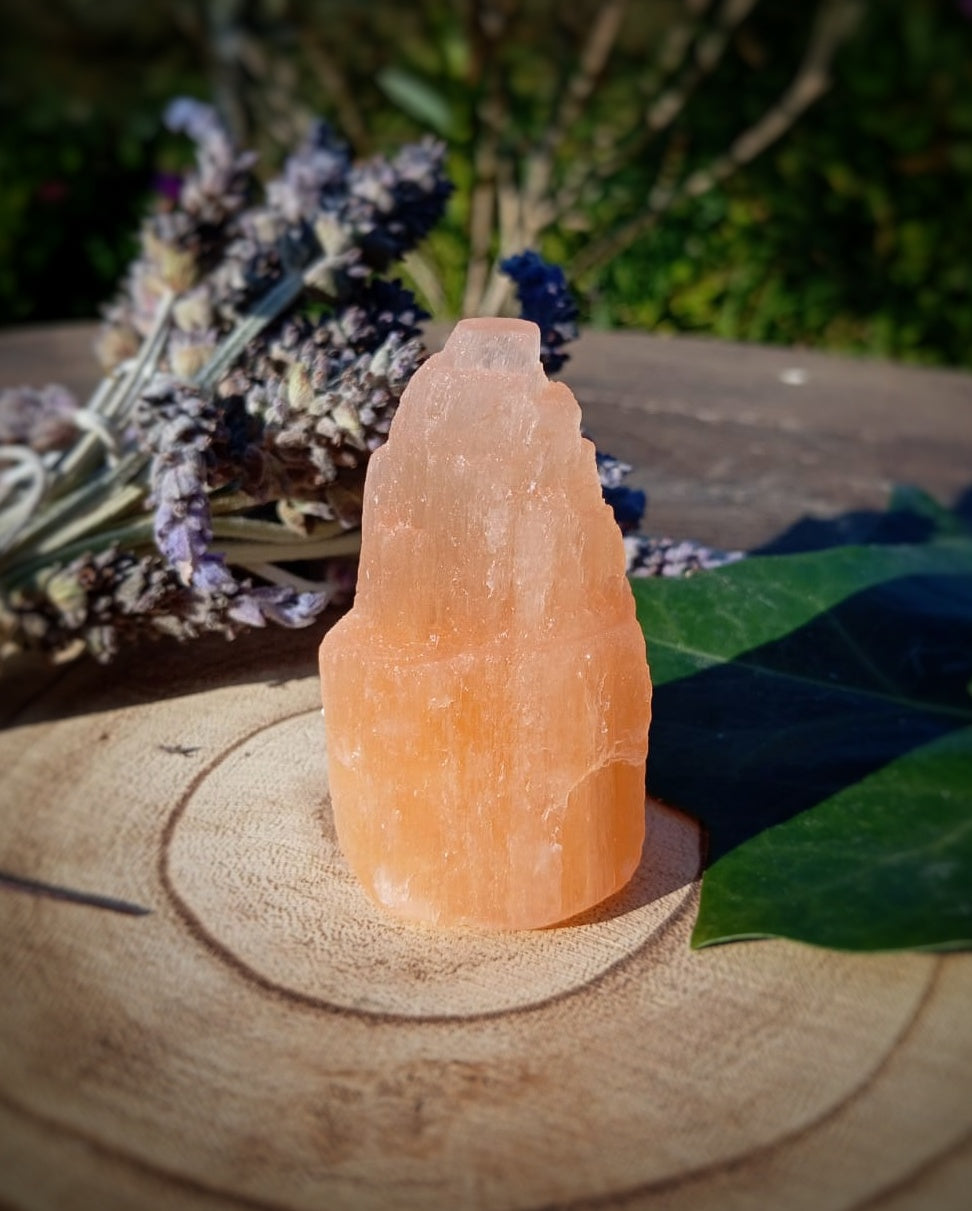 Monolito de Selenita Naranja: Calidez y Creatividad