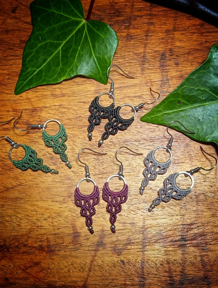 Joyería artesanal
Joyería de micromacramé
Joyas hechas a mano
Joyería boho chic
Joyería étnica artesanal
Bisutería artesanal España
Comprar joyería artesanal online
Pendientes de micromacrame
Pendientes