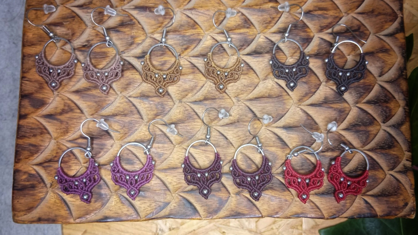 Joyería artesanal
Joyería de micromacramé
Joyas hechas a mano
Joyería boho chic
Joyería étnica artesanal
Bisutería artesanal España
Comprar joyería artesanal online
Pendientes de micromacrame
Pendientes