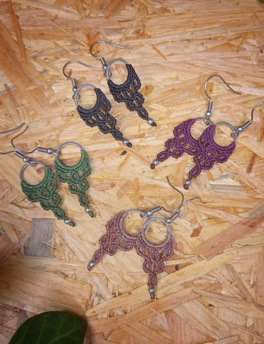 Joyería artesanal
Joyería de micromacramé
Joyas hechas a mano
Joyería boho chic
Joyería étnica artesanal
Bisutería artesanal España
Comprar joyería artesanal online
Pendientes de micromacrame
Pendientes