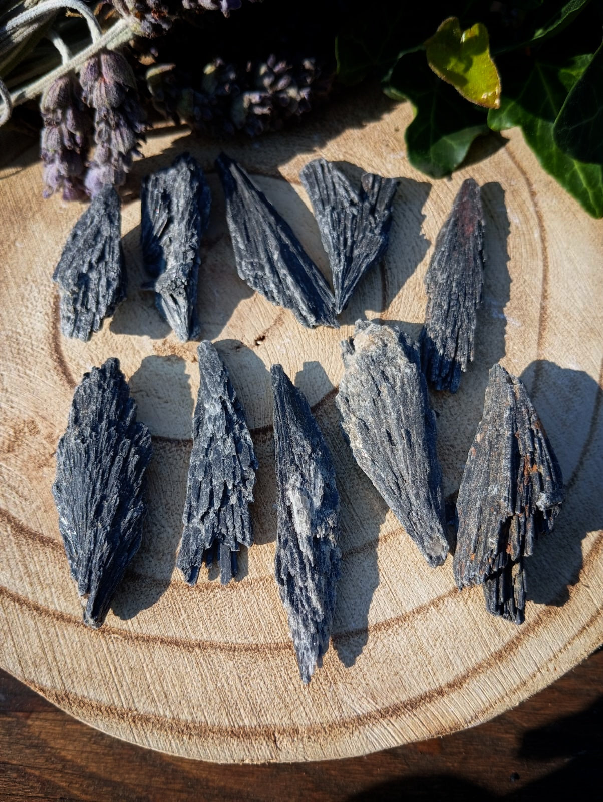 🧹 Cianita Negra: La Escoba de Bruja