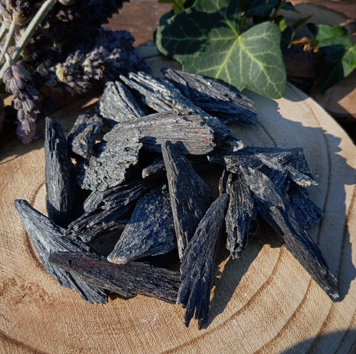 🧹 Cianita Negra: La Escoba de Bruja