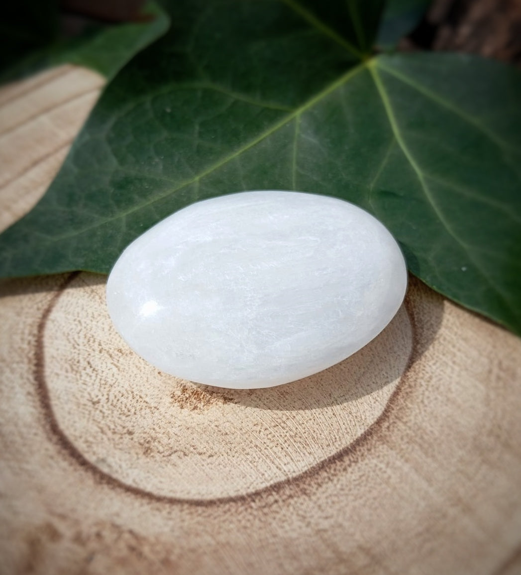 Talla de Selenita "Jabón": Calma en la Palma de tu Mano