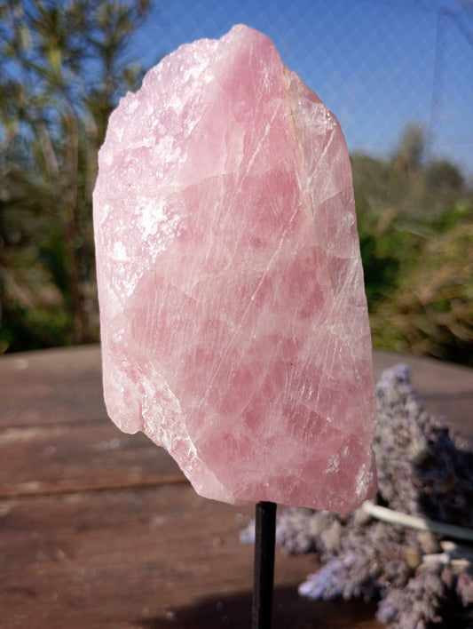 🩷 Peana de Cuarzo Rosa: El Rincón del Amor Propio