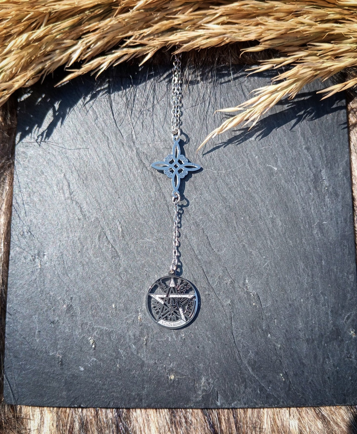 Colgante Doble Protección: Nudo de Bruja y Tetragrammaton